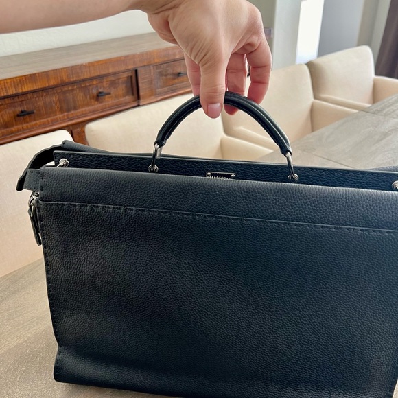 The Iconic FENDI PEEKABOO SELLERIA
Medium Size with 2 way shoulder strap - Picture 7 of 12